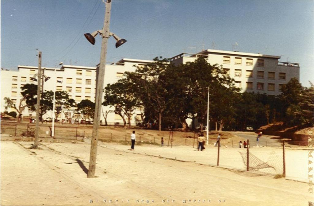 BB 007 CITE JEAN DE LA FONTAINE 1983 BLOCS ET TERRAIN DE BOULES.JPG